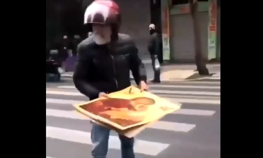 Εικόνες ντροπής! Διαδηλωτές ποδοπάτησαν και έσκισαν εικόνα της Παναγίας (βίντεο)